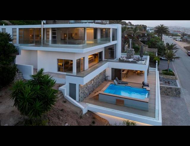 4 BEDROOM HOUSE FOR SALE IN MOSSEL BAY CENTRAL